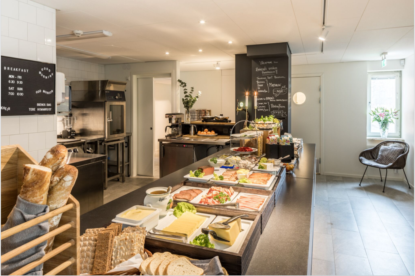 Överblick över frukostytan med kaffestation