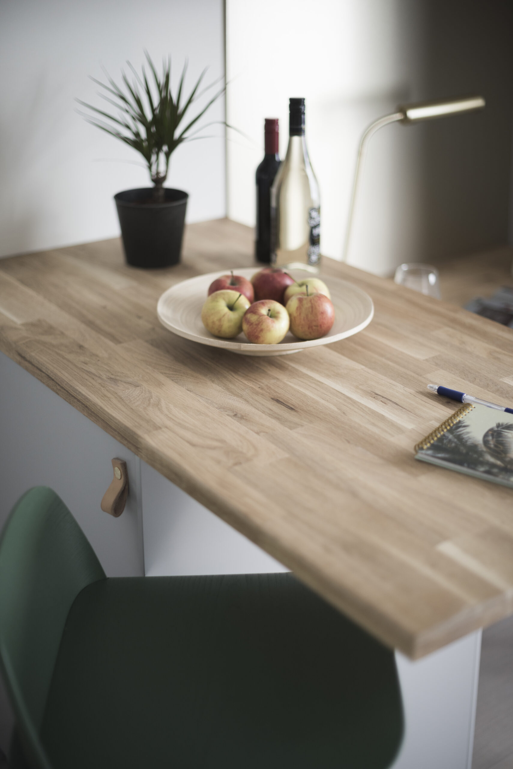 Detalj — barbord i ek med fruktfat och vinflaskor