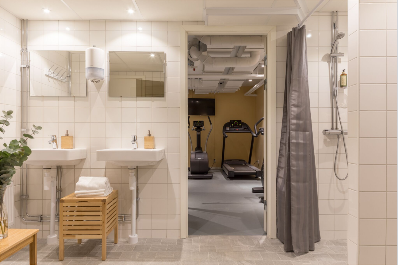 Våtrum och gym på nedre planet