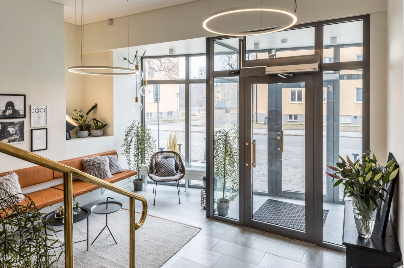 Entrén och lobbyn med sittgrupp och pendellampa