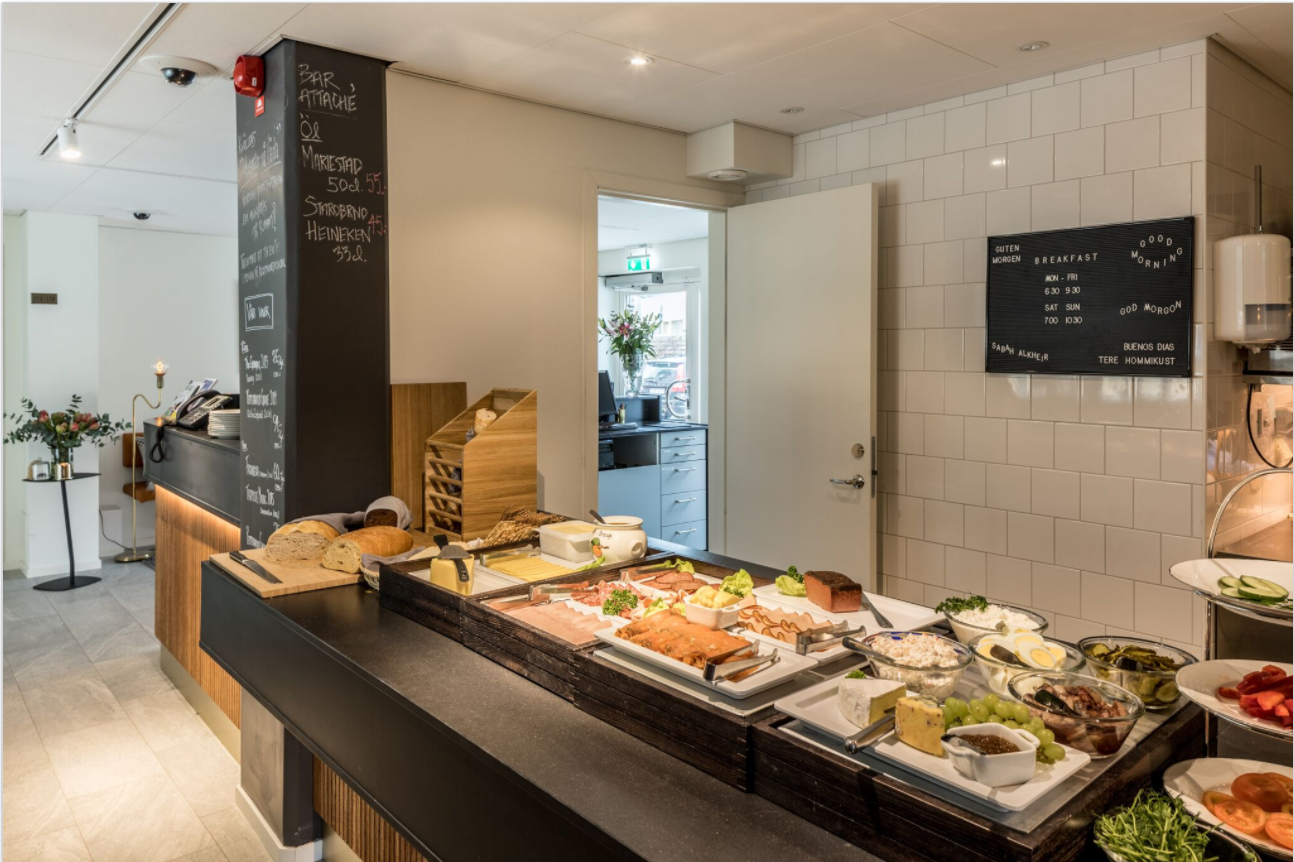 Receptionsdisk nedfälld som frukostbuffé