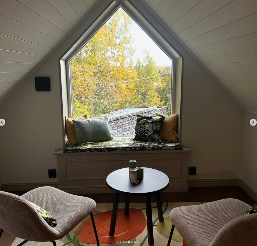 Tornrummet · Fönsterbänk med Josef Frank inspirerat tryck