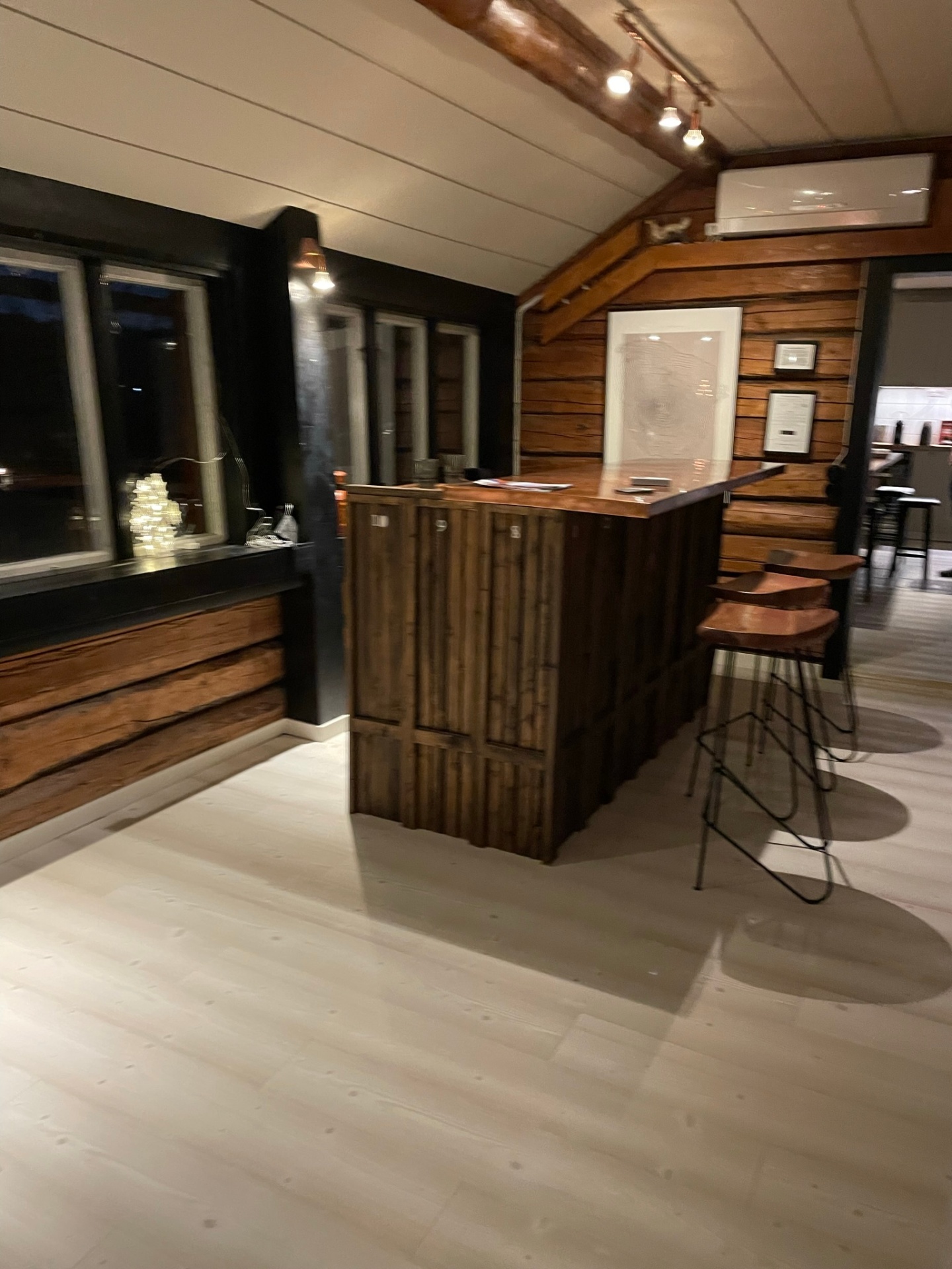 North Mountain Lodge — specialdesignad bar i timmer med sadelläderstolar