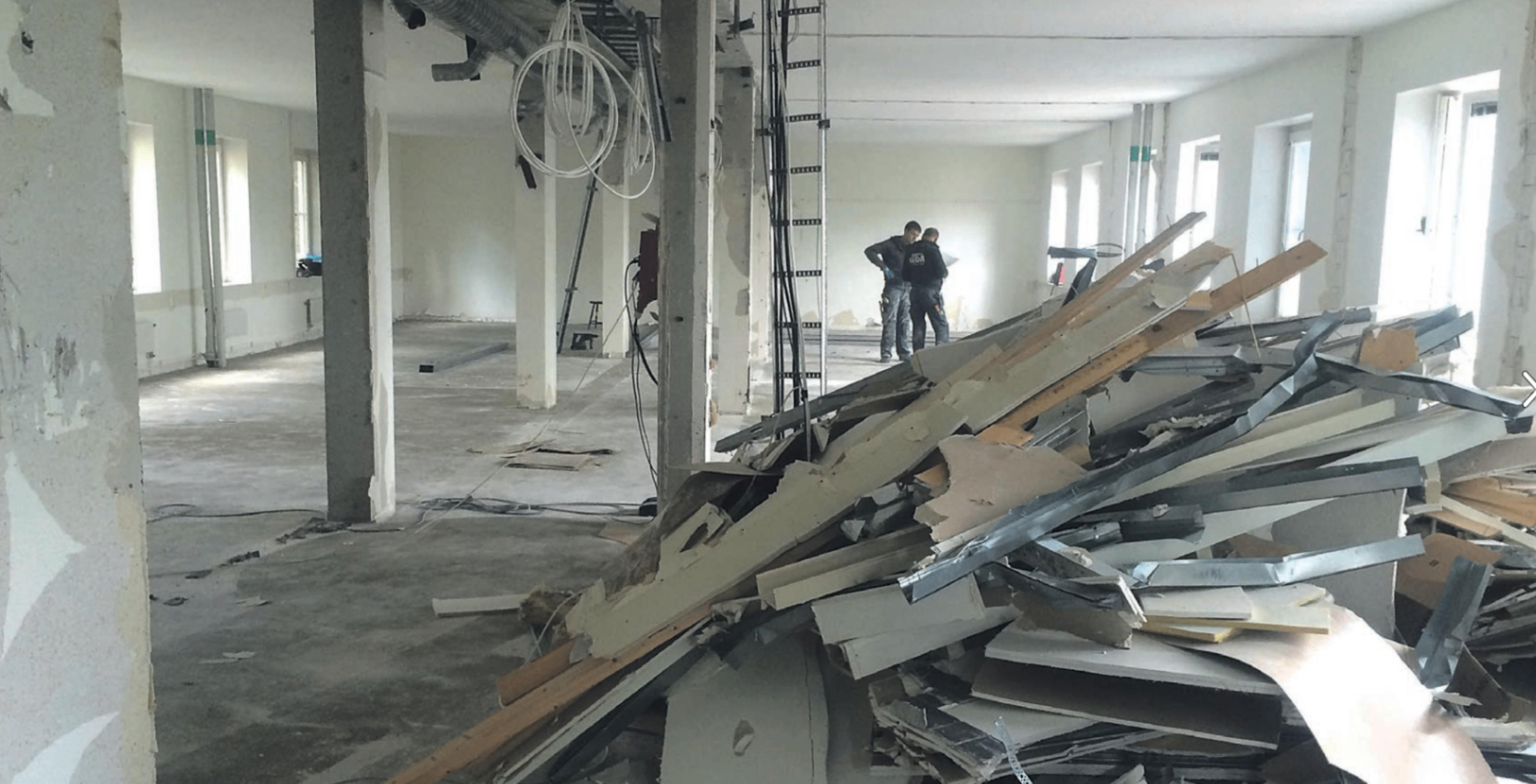 Före: personalmatsalen i Voltas fabrik under rivning