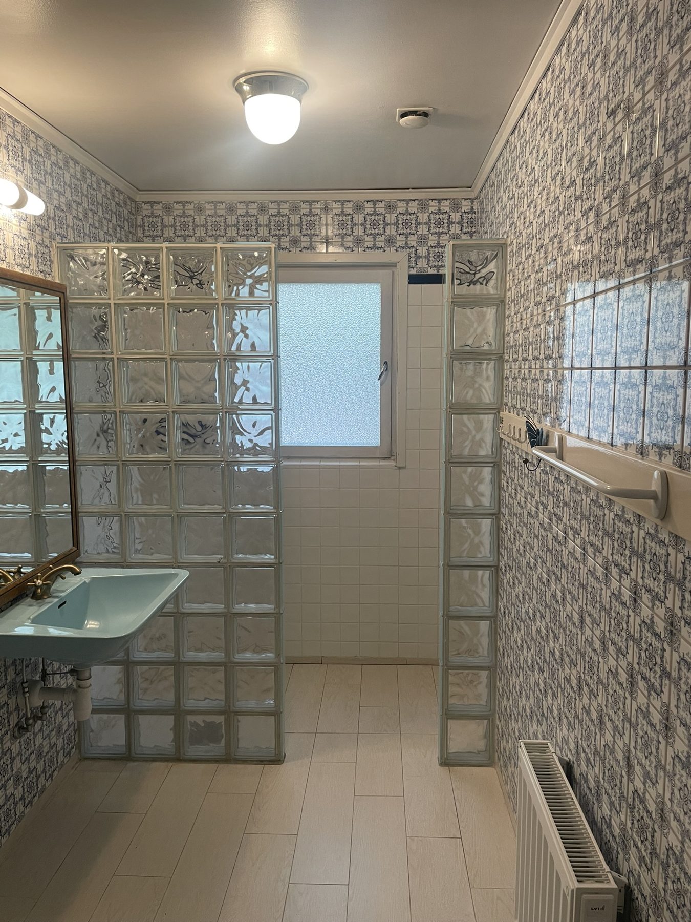 WC med glasblock · innan