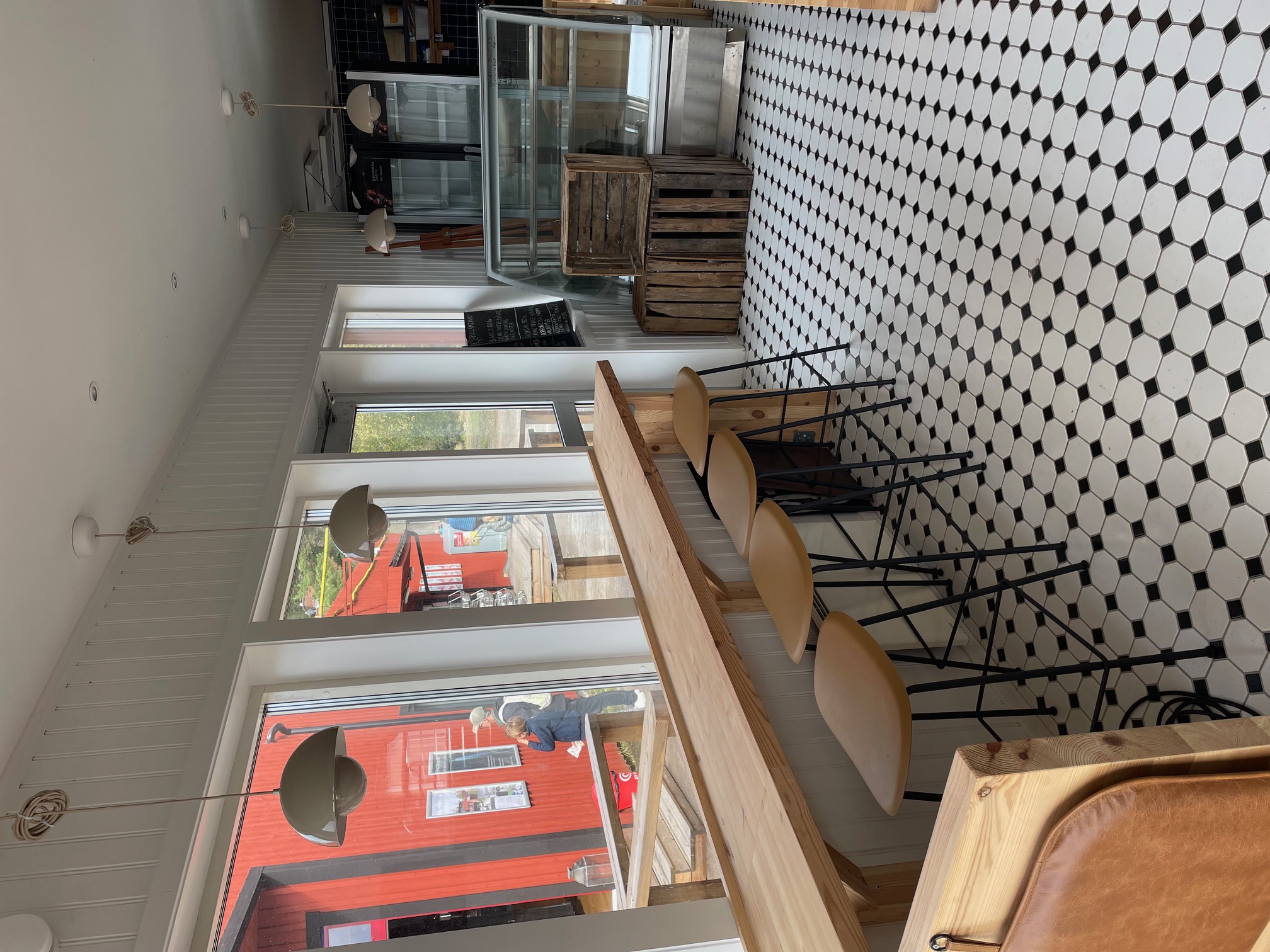 Trädäck med loungemöbler och skärgårdsvy