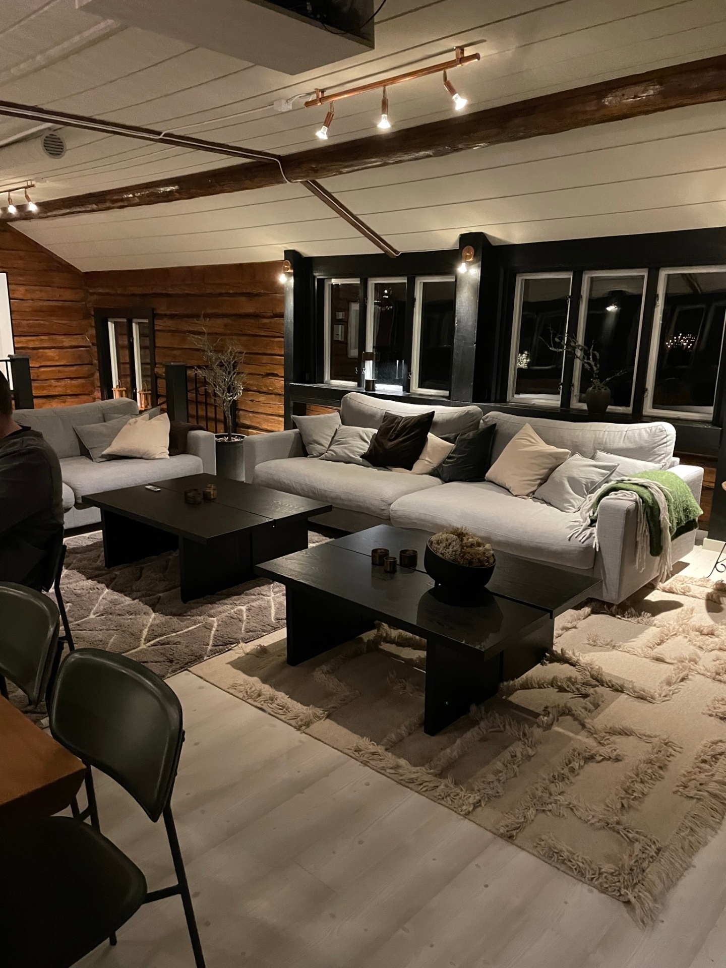 North Mountain Lodge — stora vardagsrummet med två soffgrupper och kopparspot