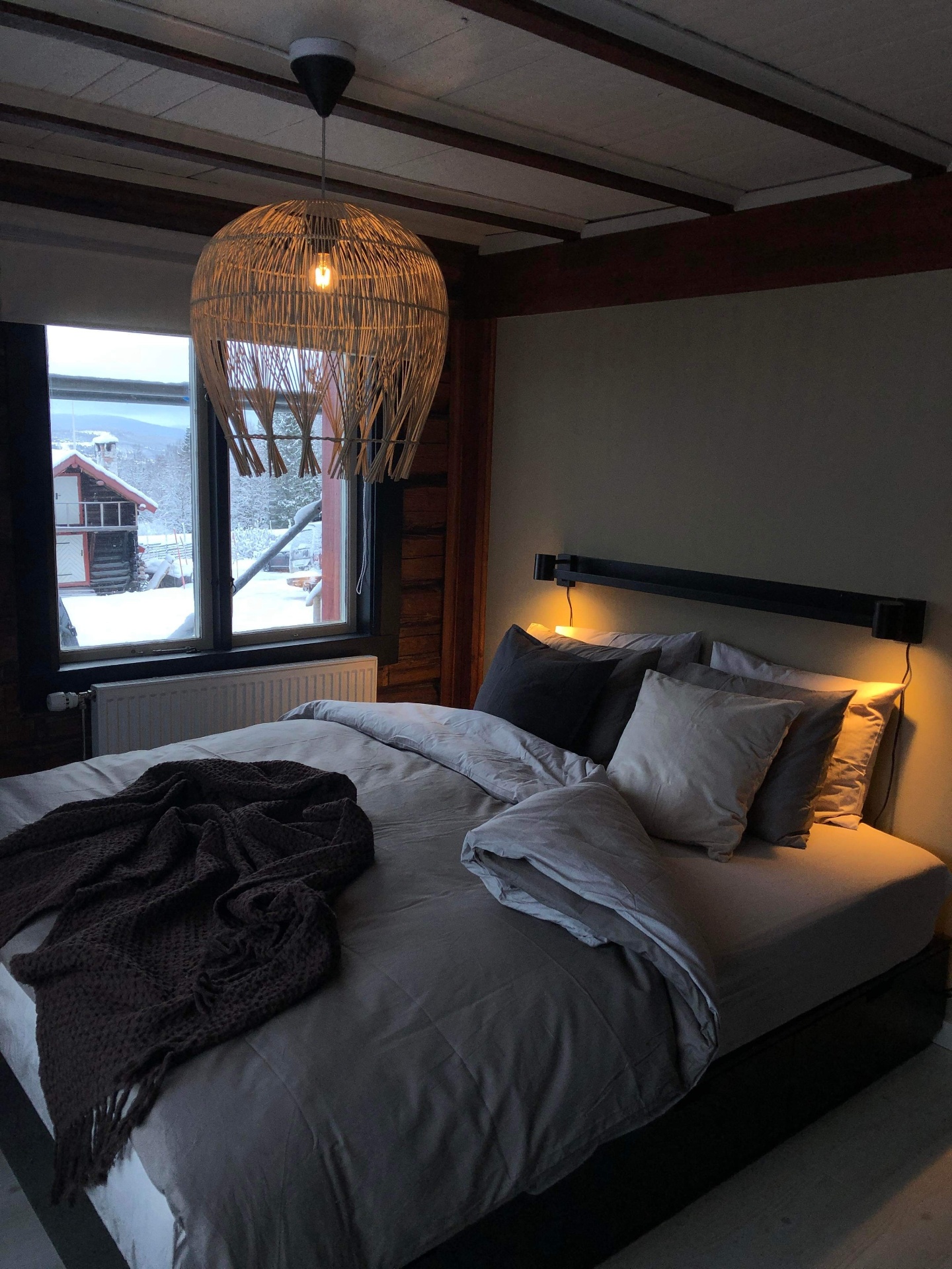 Master bedroom med utsikt över Funäsdalen och rottingpendel