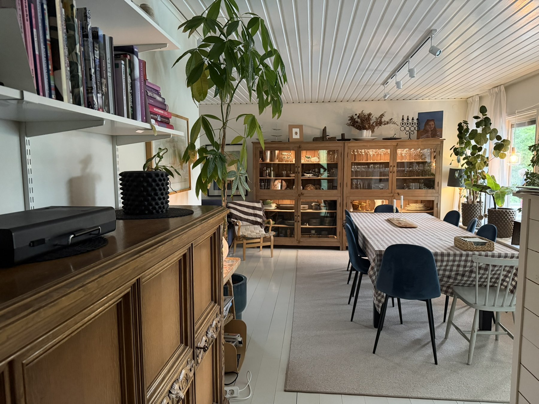 Vitrinskåp från förr, modern långbord — vy 1