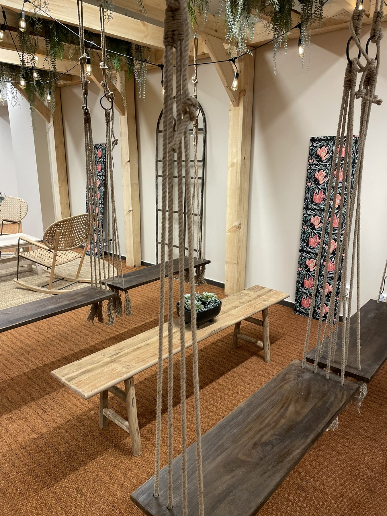 En handbyggd trästruktur mitt i kontoret — bild 2