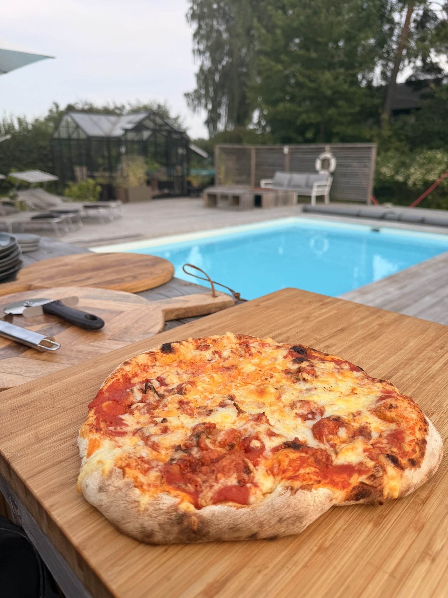 Pizza och poolkväll · utekök på trallen