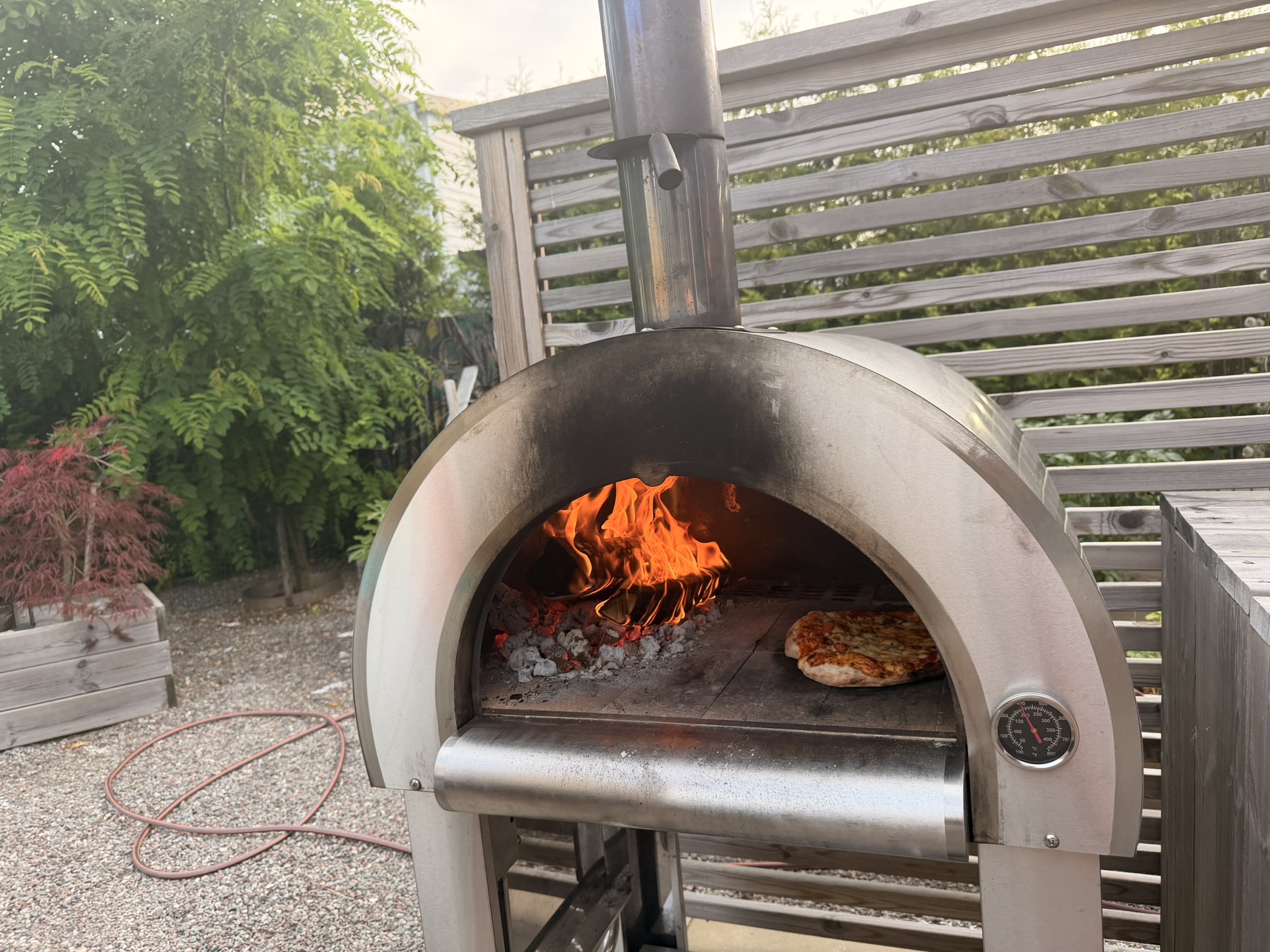 Vedeldad pizzaugn bakom insynsskyddet