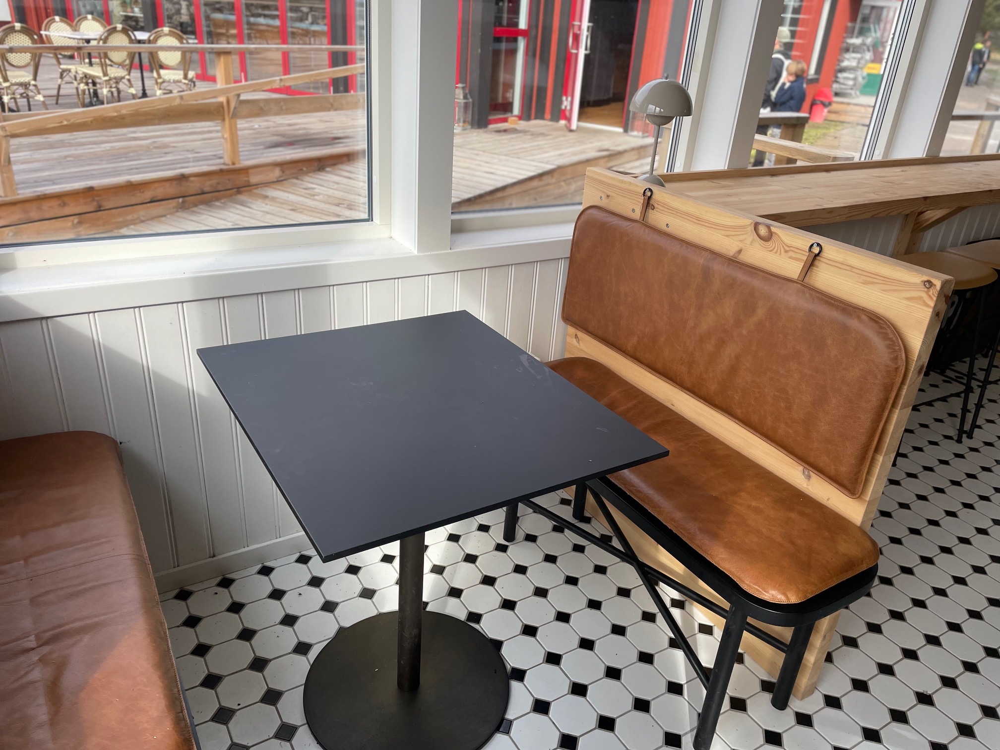 Sittbås vid fönster med utsikt över trädäcket