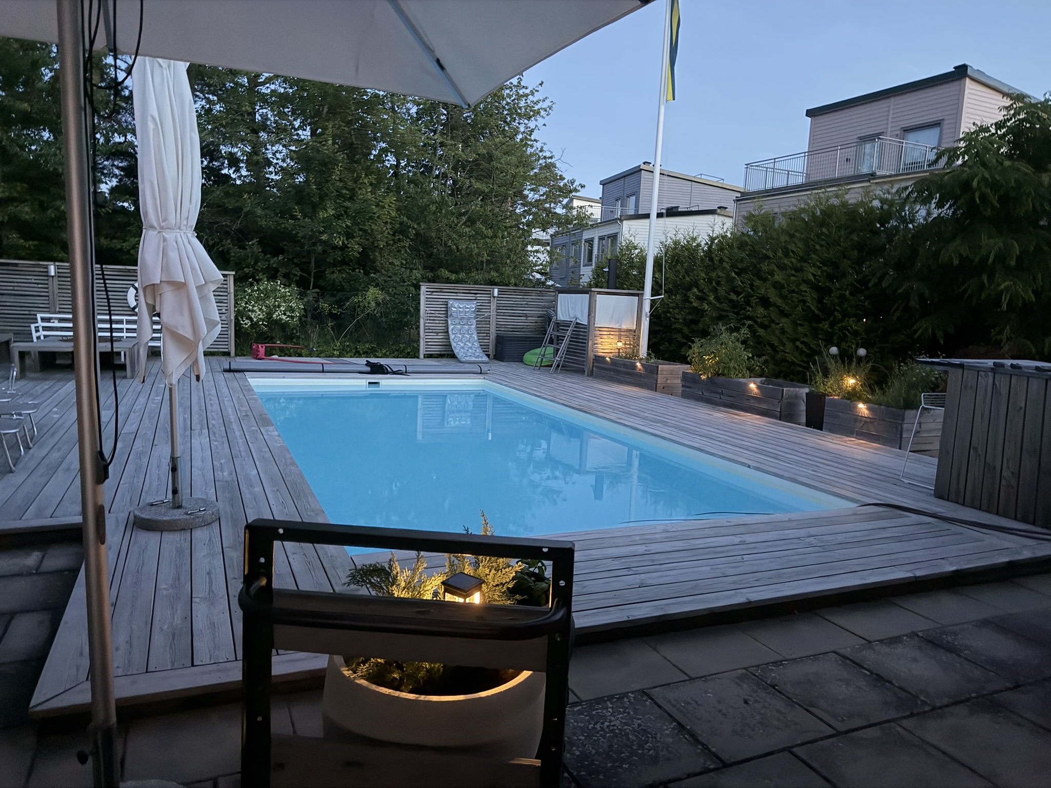 Poolen i skymning · odlingslådor med belysning