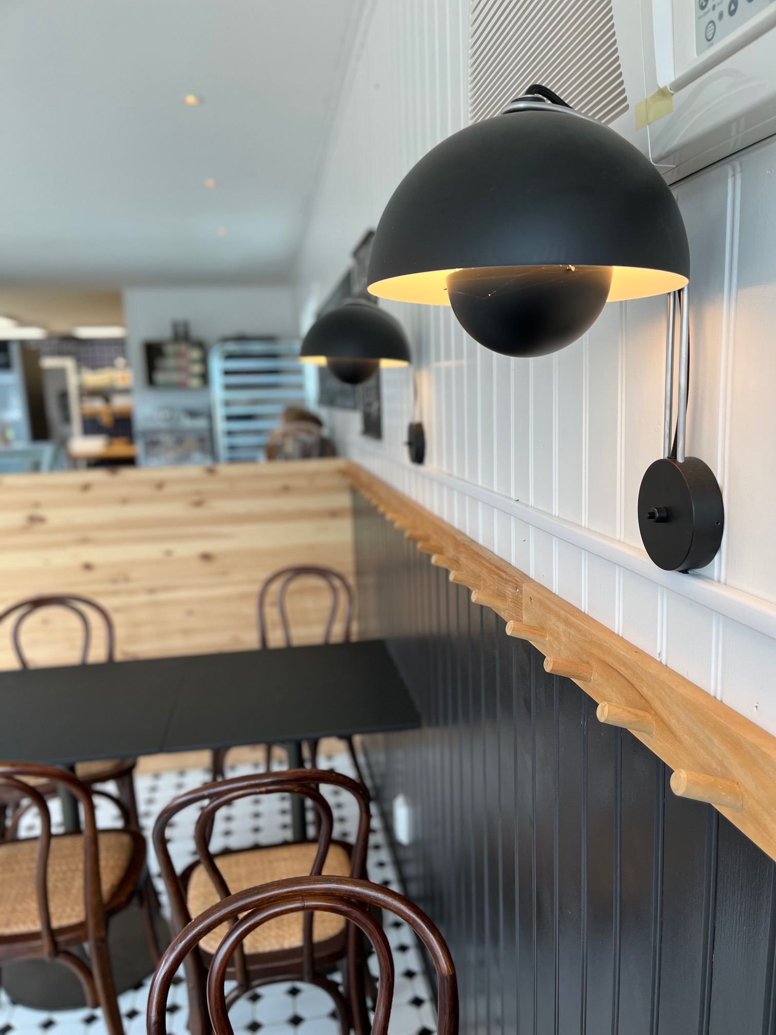 Butiksytan med skärgårdskläder på hyllor och krokar