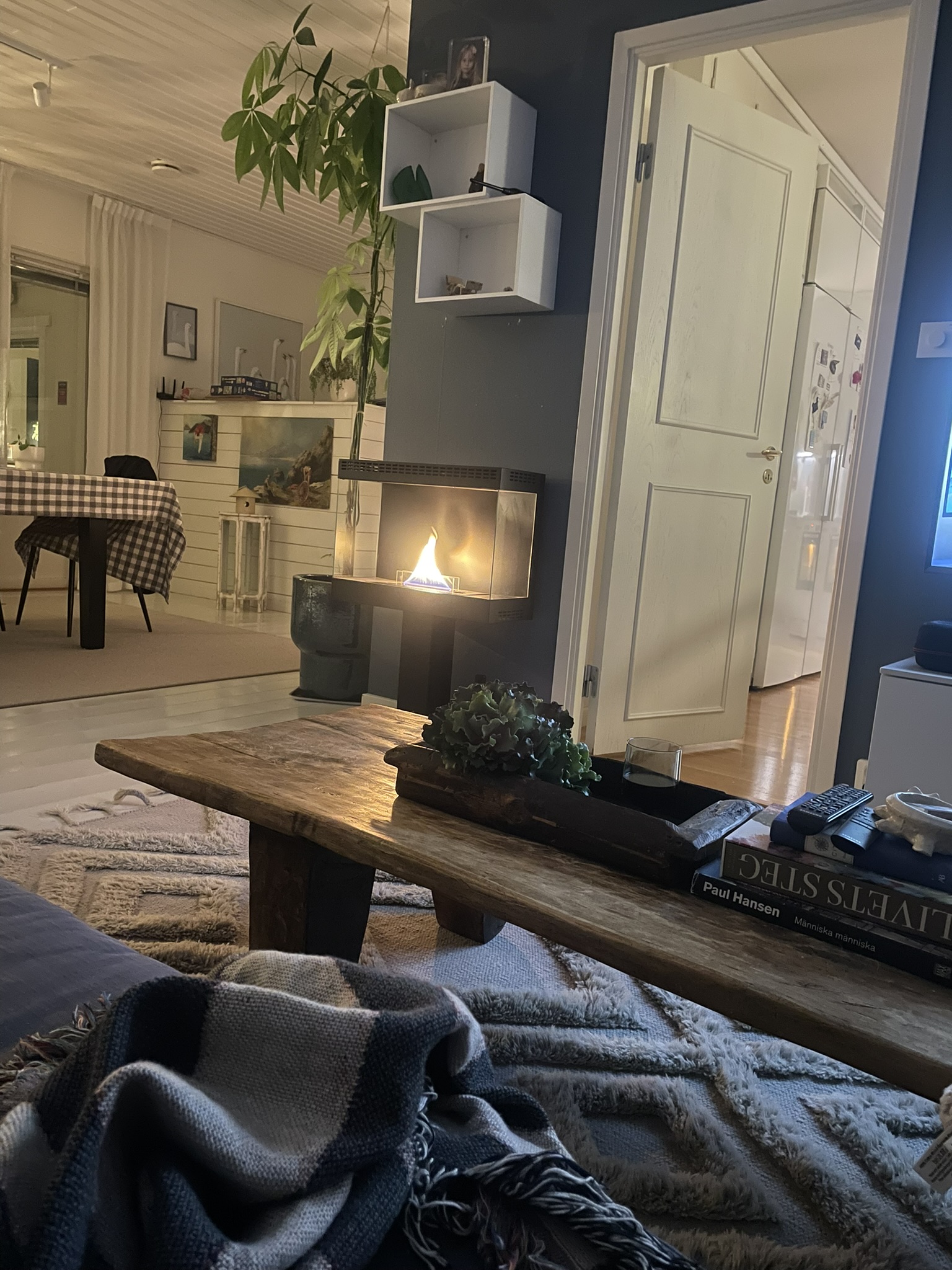Djupblå väggar och en väl valda galleri — vy 3