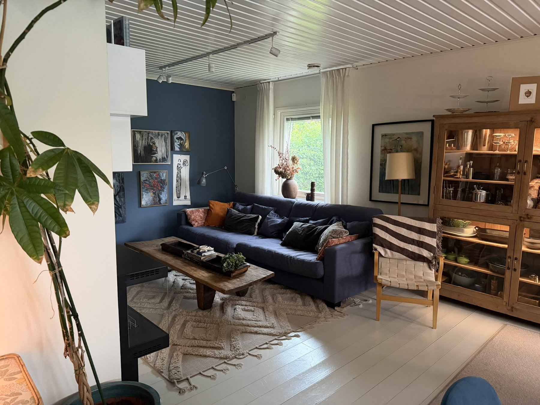 Djupblå väggar och en väl valda galleri — vy 4